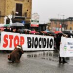 Stop Biocidio era lo striscione che campeggiava all'inizio del corteo