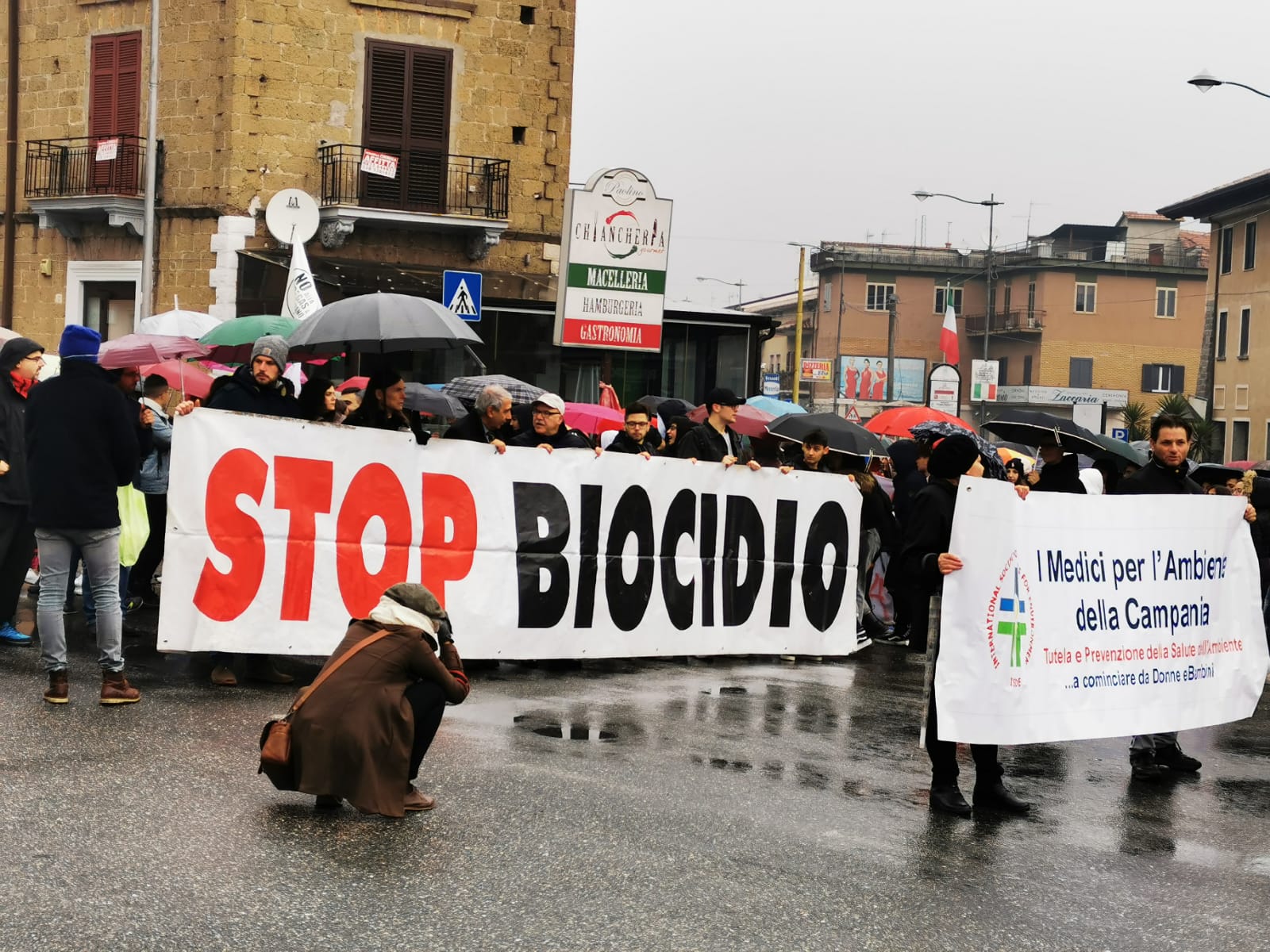 Stop Biocidio era lo striscione che campeggiava all'inizio del corteo