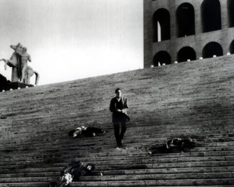 Una scena del film "L'ultimo uomo della Terra" di Umberto Ragona, in prossimità del Colosseo quadrato di Roma