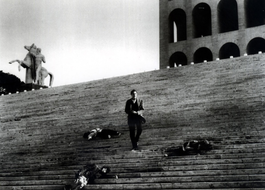 Una scena del film "L'ultimo uomo della Terra" di Umberto Ragona, in prossimità del Colosseo quadrato di Roma