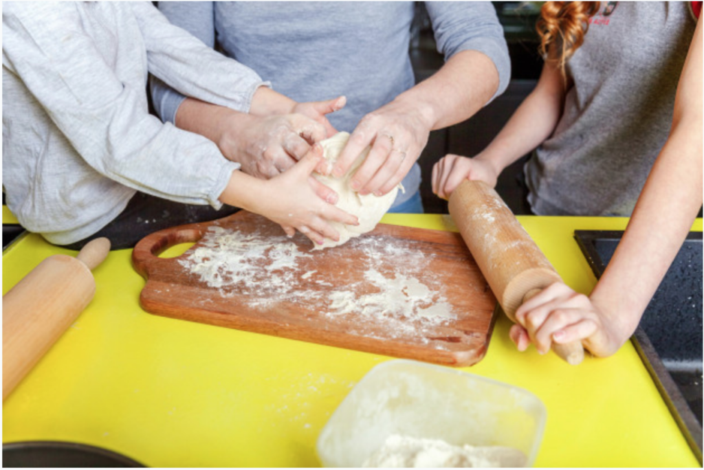 Cucinare insieme ai bambini è un'attività utile anche a passare il tempo