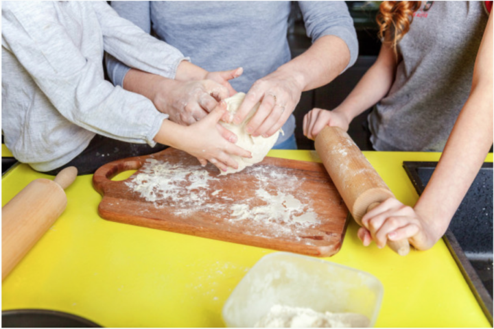 Cucinare insieme ai bambini è un'attività utile anche a passare il tempo