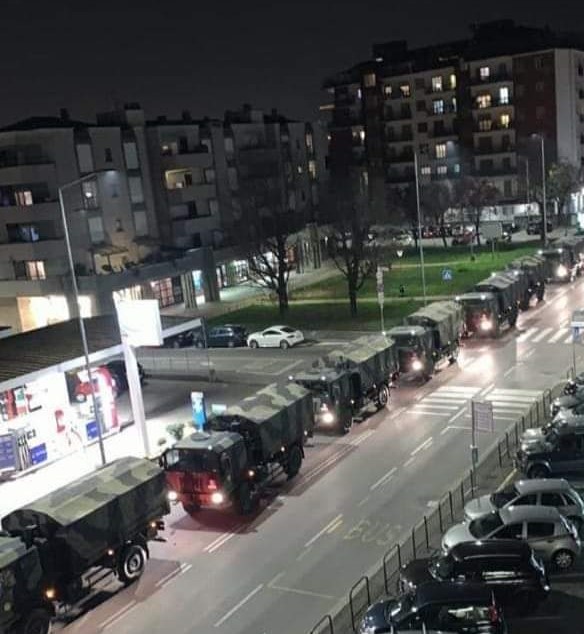 L'esercito trasporta le bare a Bergamo