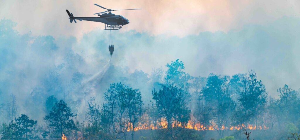 Un elicottero in azione durante un incendio