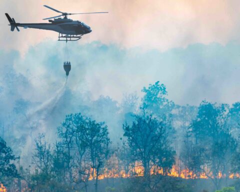 Un elicottero in azione durante un incendio