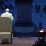 Papa Francesco sul sagrato di San Pietro durante l'omelia pronunciata in occasione della preghiera straordinaria contro il Coronavirus