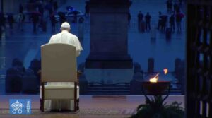 Papa Francesco sul sagrato di San Pietro durante l'omelia pronunciata in occasione della preghiera straordinaria contro il Coronavirus