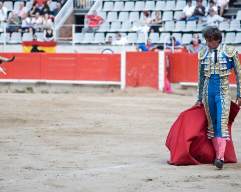 Un momento cruciale durante la corrida a Barcellona