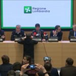 Una conferenza stampa in Regione Lombardia durante l'emergenza Covid-19