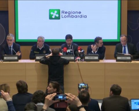 Una conferenza stampa in Regione Lombardia durante l'emergenza Covid-19