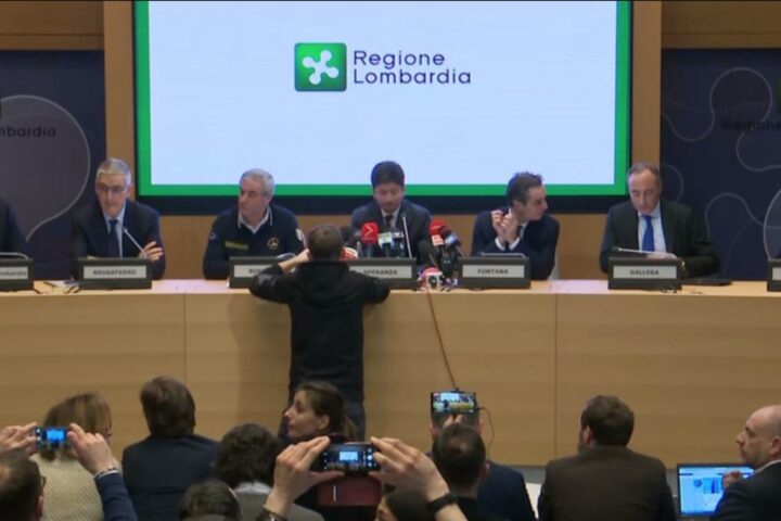 Una conferenza stampa in Regione Lombardia durante l'emergenza Covid-19