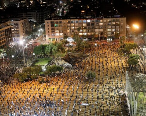 La piazza di Israele con i manifestanti che rispettano la distanza sociale