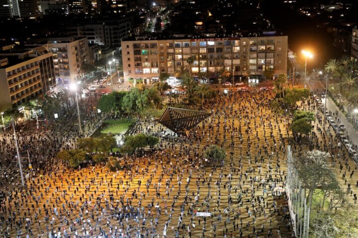 La piazza di Israele con i manifestanti che rispettano la distanza sociale