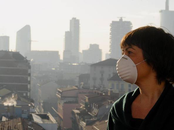 Una vista su Milano assediata dallo smog