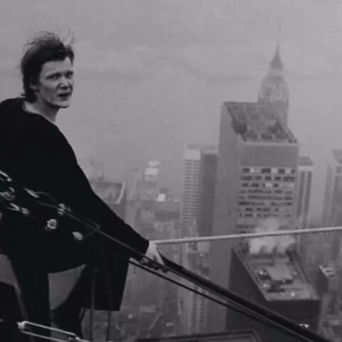 Il funambolo francese Philippe Petit durante la celebre passeggiata fra le Torri Gemelle, il 7 agosto 1974