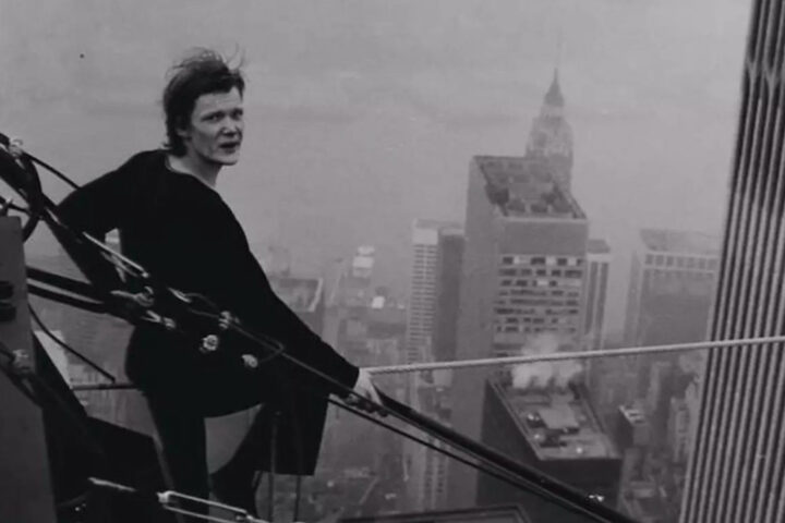 Il funambolo francese Philippe Petit durante la celebre passeggiata fra le Torri Gemelle, il 7 agosto 1974