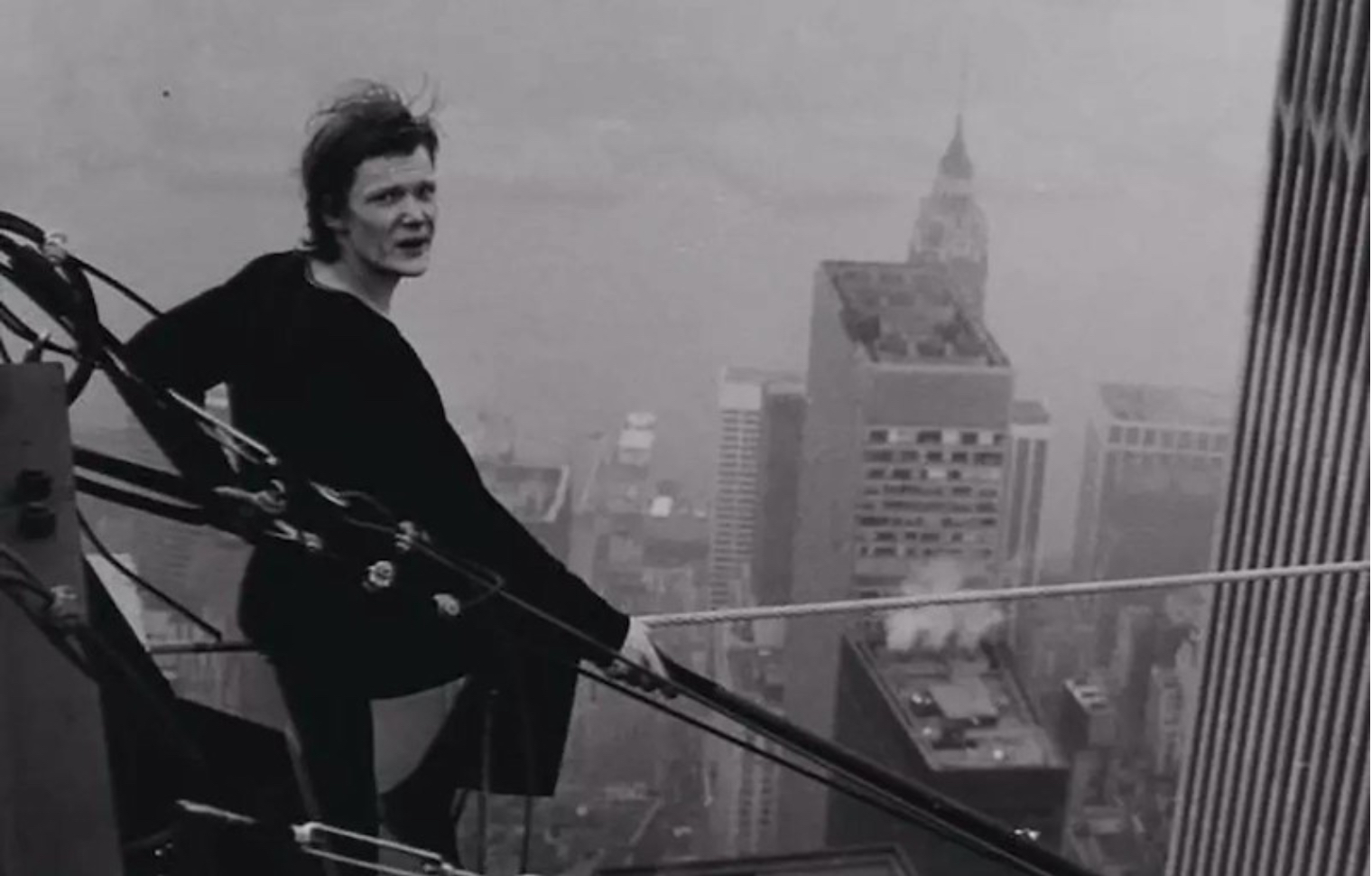 Il funambolo francese Philippe Petit durante la celebre passeggiata fra le Torri Gemelle, il 7 agosto 1974