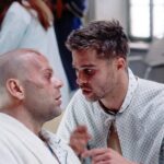 Brad Pitt e Bruce Willis in una scena del film L'esercito delle 12 scimmie