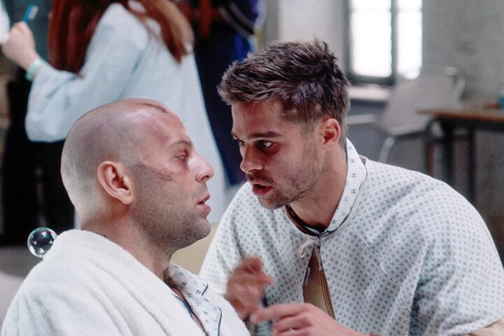 Brad Pitt e Bruce Willis in una scena del film L'esercito delle 12 scimmie