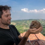 Massimo Vacchetta con una delle creature di cui si prende cura