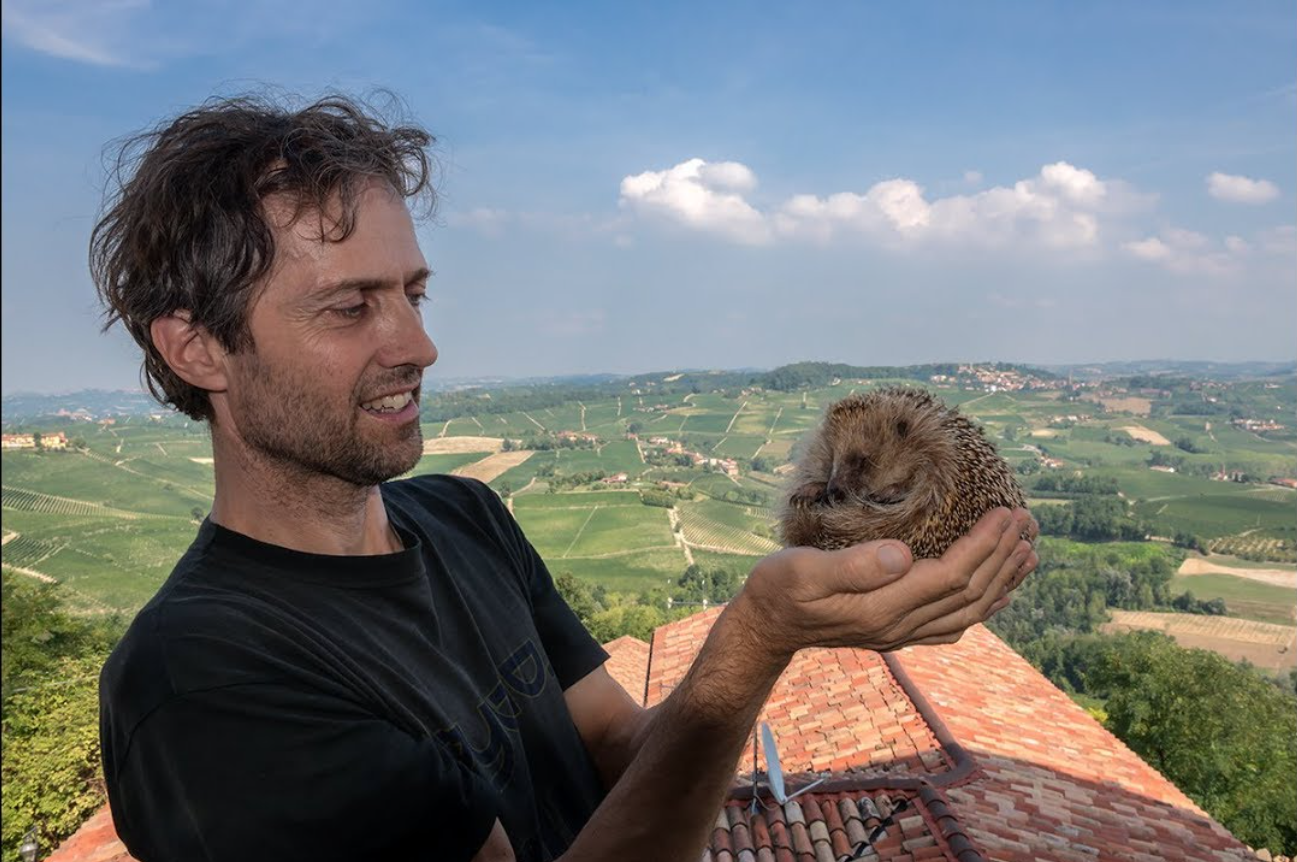 Massimo Vacchetta con una delle creature di cui si prende cura