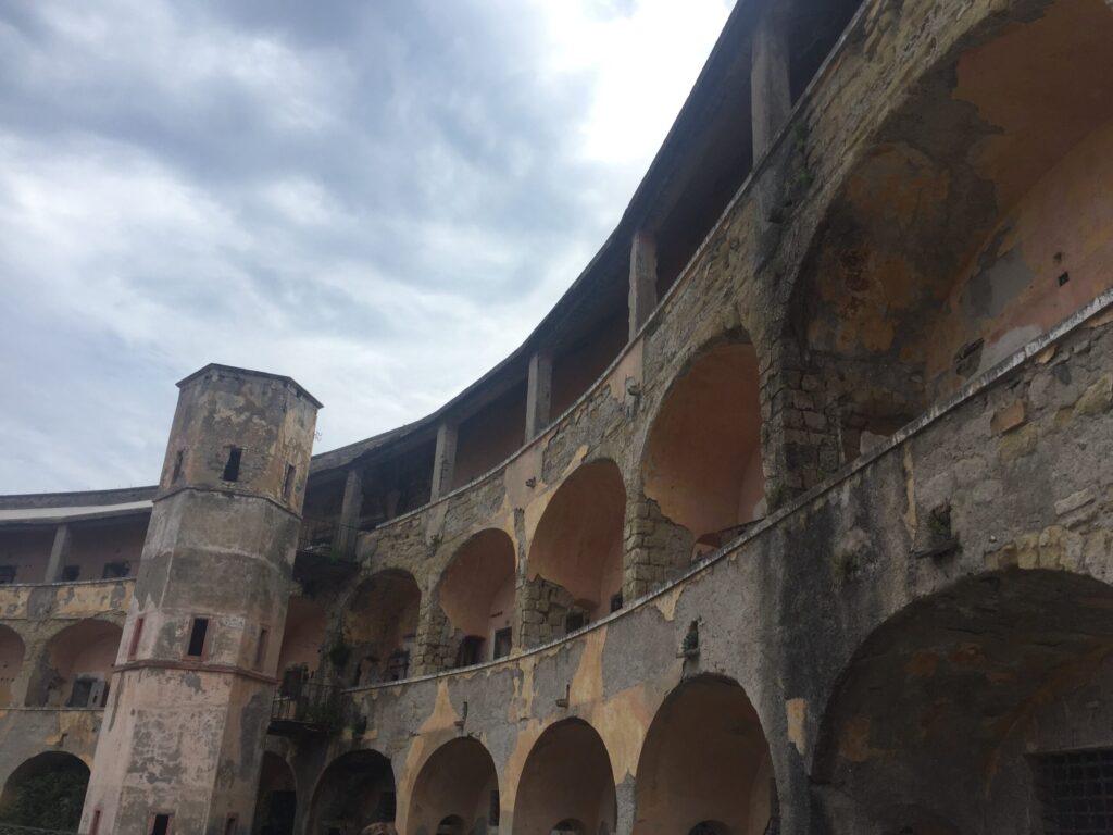 Visuale sulla tripla campata delle celle nel carcere Borbonico di Santo Stefano