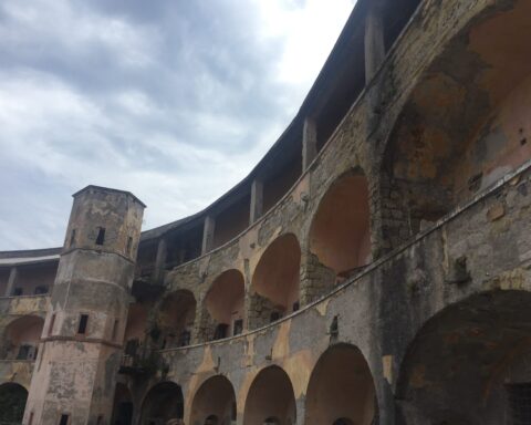 Visuale sulla tripla campata delle celle nel carcere Borbonico di Santo Stefano