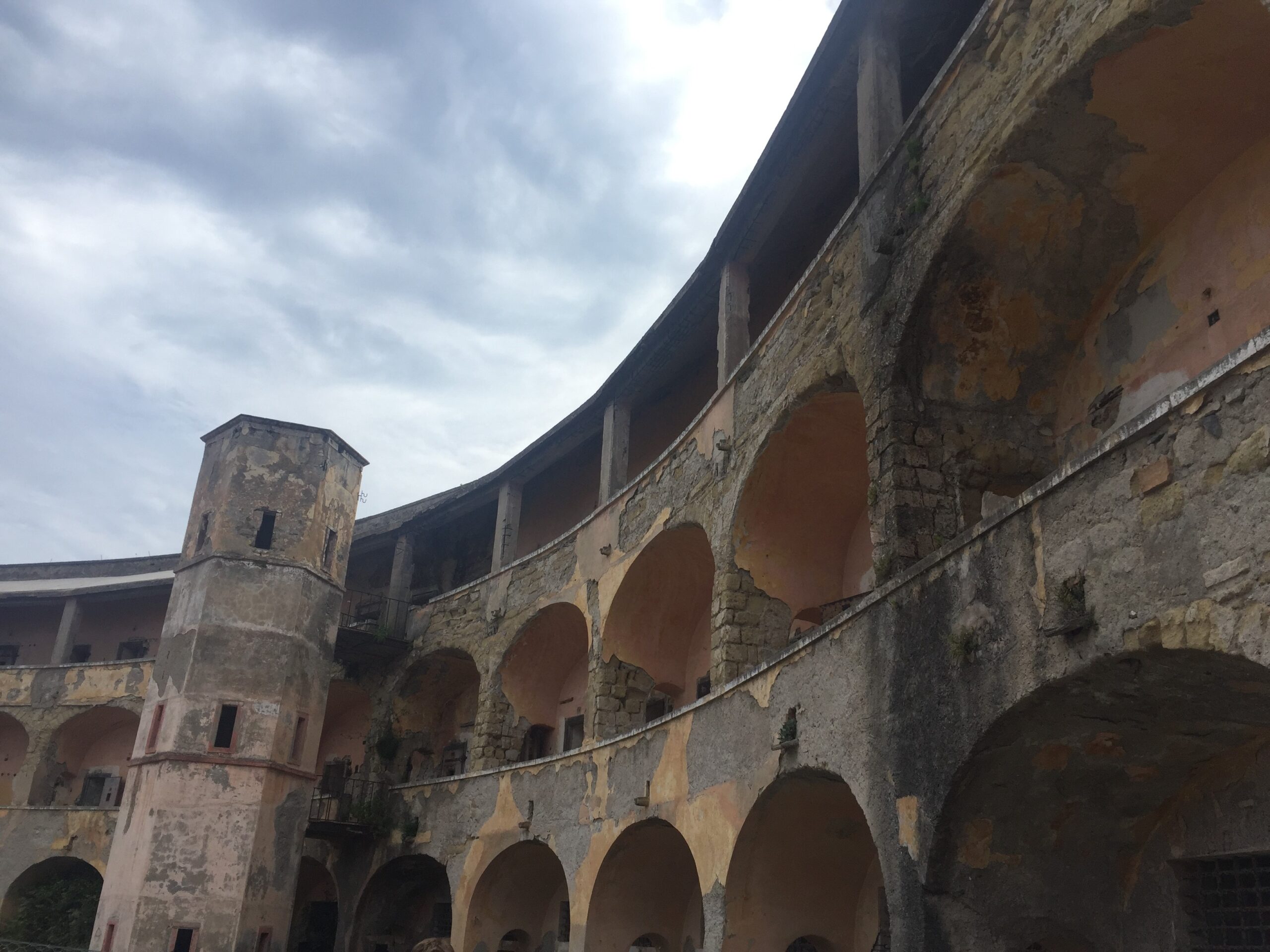 Visuale sulla tripla campata delle celle nel carcere Borbonico di Santo Stefano