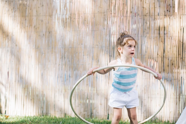 bambina e hula hoop