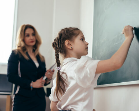 Una bambina di scuola primaria alla lavagna