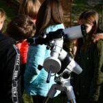 Un gruppo di bambini durante una lezione al Planetario