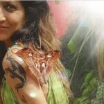 La direttrice del Butterfly Eden, Ilaria Pimpinelli, con un esemplare di Attacus Atlas