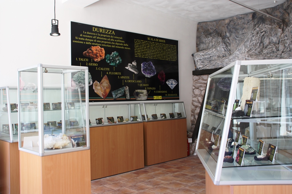 La sezione di mineralogia nel Museo Naturale del Salento