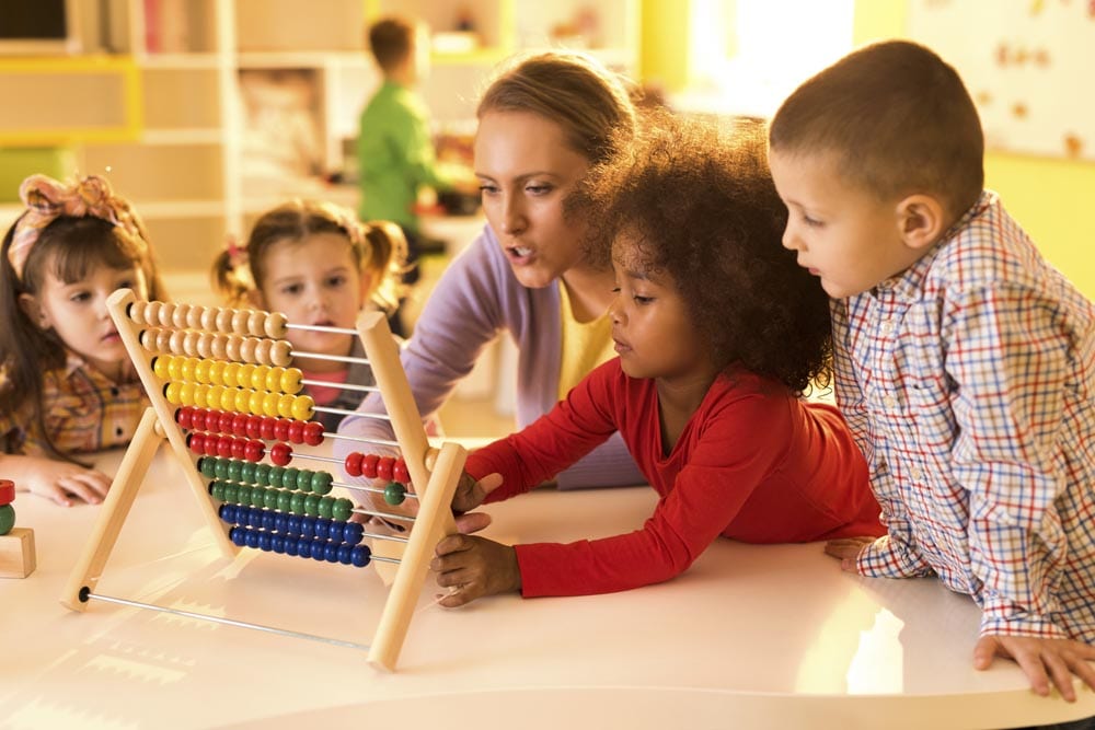 Bambini imparano la matematica con un pallottoliere