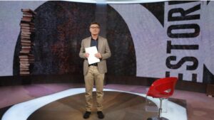 Giorgio Zanchini negli studio di Quante storie in onda su Rai 3