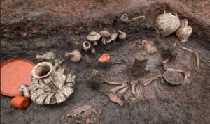 Le sepoltura del bambino deceduto in età augusteo-tiberiana, ritrovata ad Aulnat, in Francia (Foto: a Denis Gliksman, Inrap)