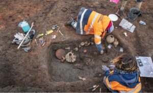 Gli archeologi dell'Inrap a lavoro sul sito di Aulnat, in Francia