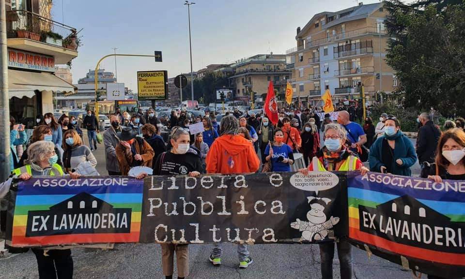 Un gruppo di cittadini partecipa ad una manifestazione a favore dell'uso pubblico del Santa Maria della Pietà