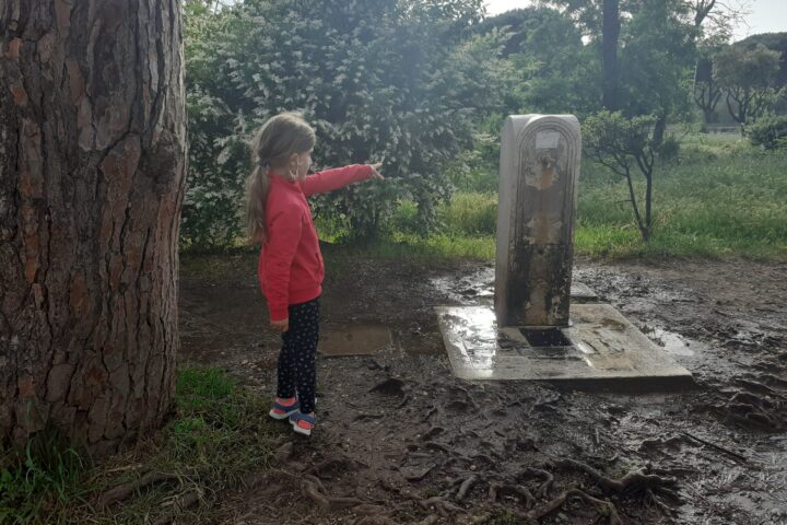 Una bambina davanti ad una fontanella di Villa Pamphili, storica villa di Roma