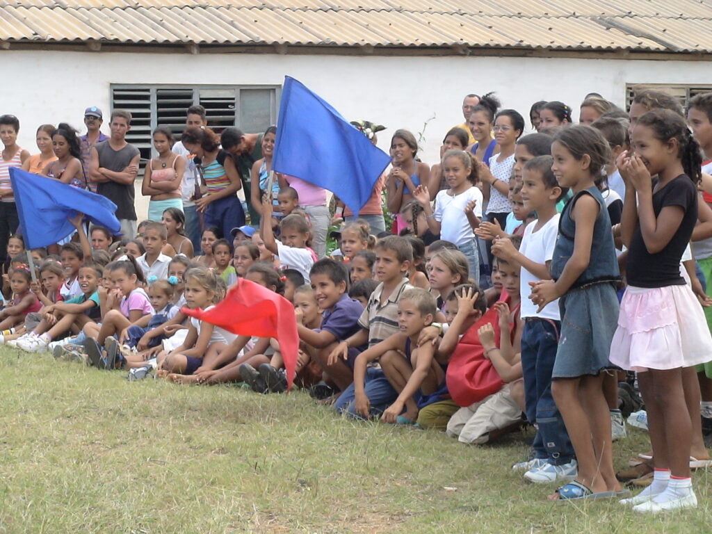 Bambini in provincia di Guantanamo, Cuba, durante la Cruzada Teatral del 2007 (Foto: Paolo Beneventi)