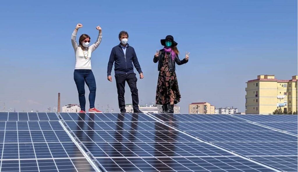 Mariateresa Imparato di Legambiente, Anna Riccardi delle Figlie di Maria e Illuminato Bonsignore, dell'azienda istallatrice 3e sul tetto fotovoltaico