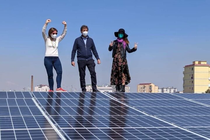 Mariateresa Imparato di Legambiente, Anna Riccardi delle Figlie di Maria e Illuminato Bonsignore, dell'azienda istallatrice 3e sul tetto fotovoltaico