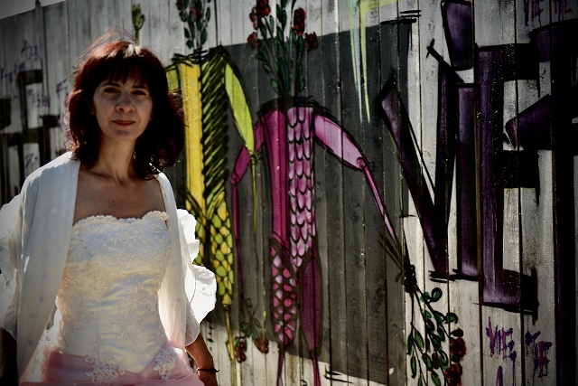 L'artista e performer Antoanetta Marinov, a Memmingen, città tedesca, durante una delle tappe della performance "Sì, lo voglio" (Foto: Holger Herin)