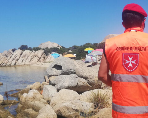 Un membro del personale sanitario Cisom di spalle, in Sardegna