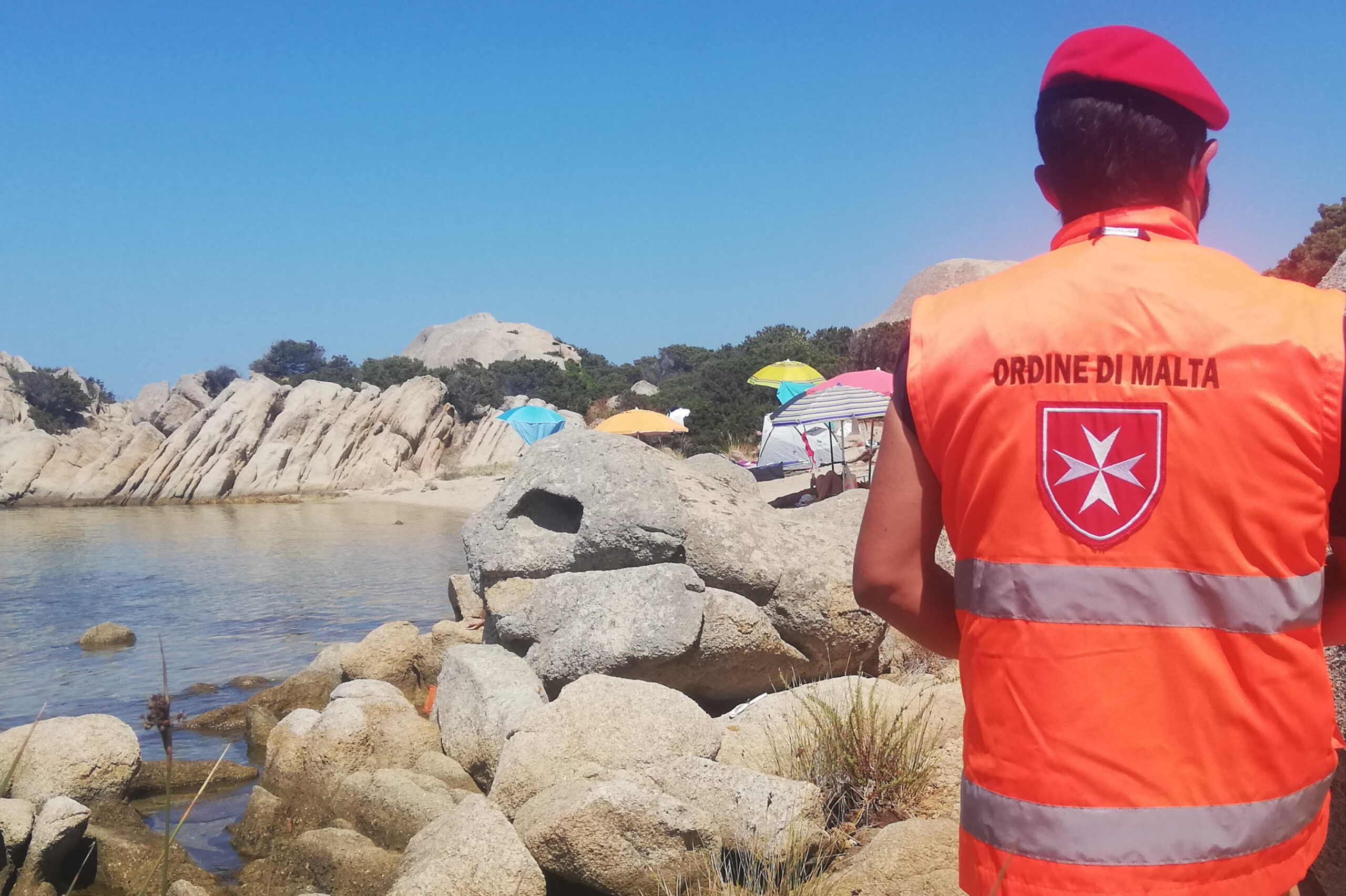 Un membro del personale sanitario Cisom di spalle, in Sardegna