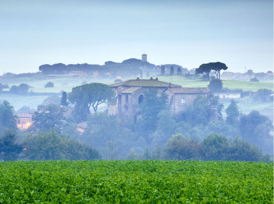 Il borgo di Isola Farnese, arroccato su una rupe