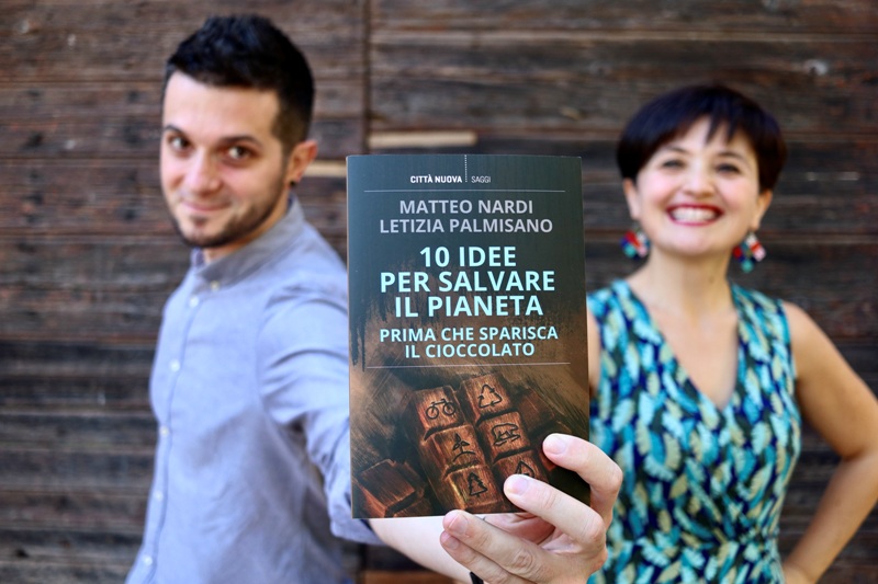 Matteo Nardi e Letizia Palmisano, attivisti e comunicatori ambientali, con il loro volume