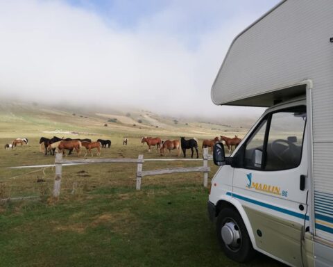 In camper a Pian Grande di Castelluccio di Norcia, nel cuore dell'Umbria (Foto: Valeria Romani)