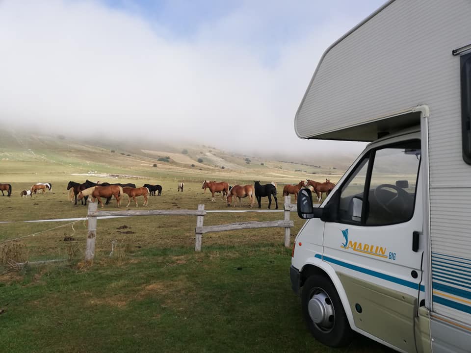 In camper a Pian Grande di Castelluccio di Norcia, nel cuore dell'Umbria (Foto: Valeria Romani)