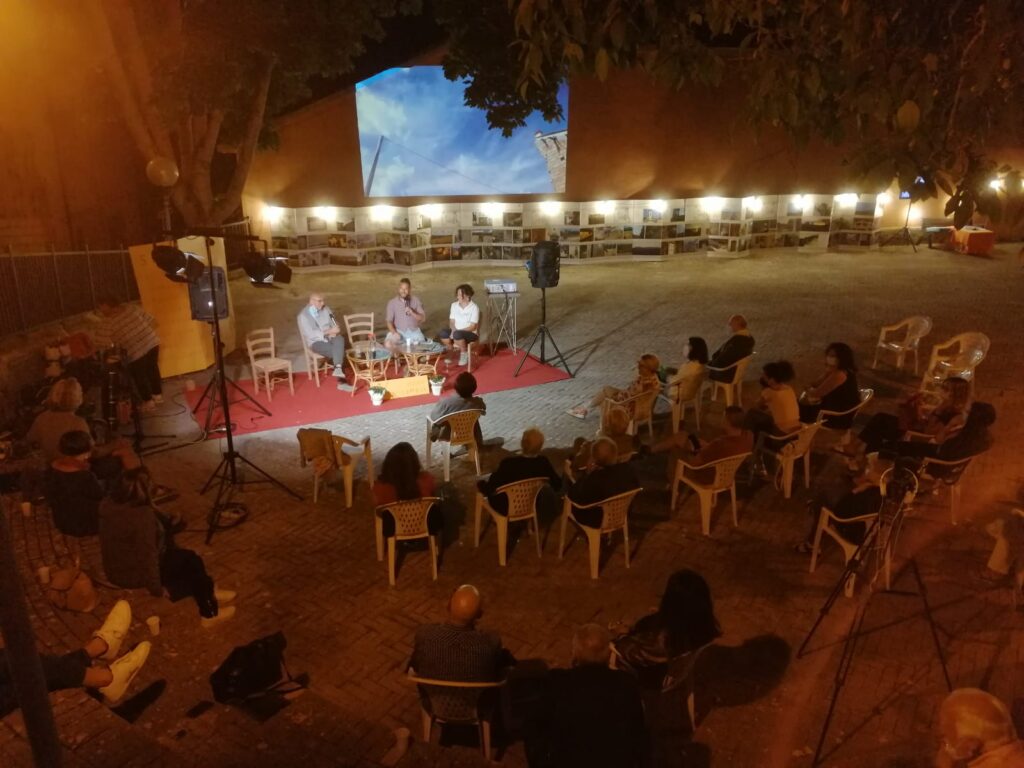 La piazza di Fiugni, frazione di Cagnano Amiterno